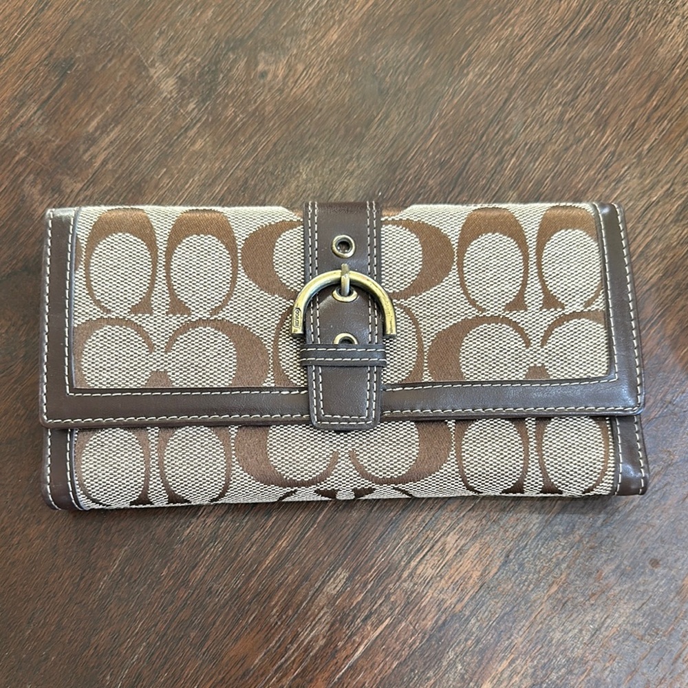 🟠Vintage Coach.  Monogram style. Like new!!